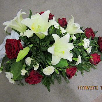 surulaite 1/48: valkolilja, punainen ruusu ja valkoinen oksaneilikka 130 €